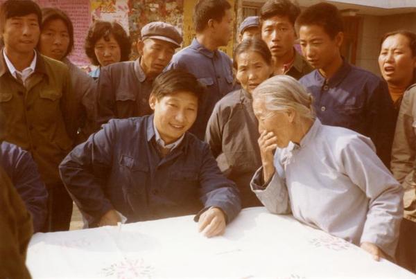 这是1983年,时任河北正定县委书记的习近平(前排居中),临时在大街上摆桌子听取老百姓意见。